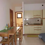 Cozy Two Bedroom With A Swimming Pool
