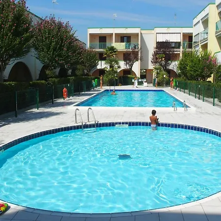 Cozy Two Bedroom With A Swimming Pool Apartment