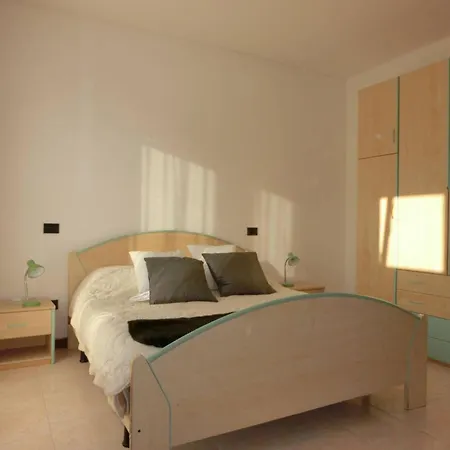 Cozy Two Bedroom With A Swimming Pool Apartment