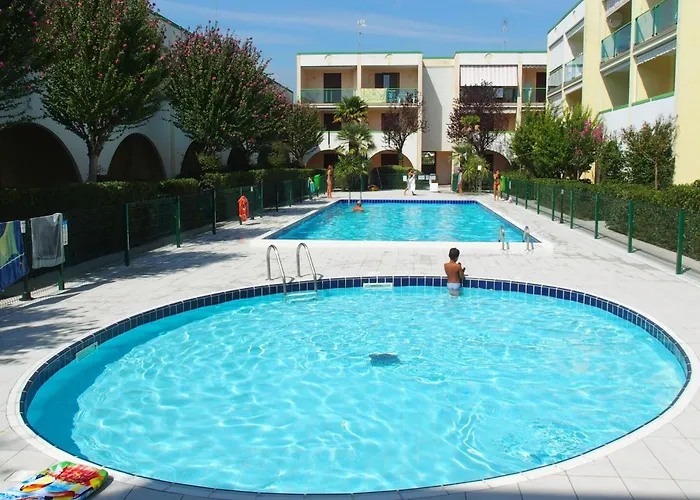 Cozy Two Bedroom With A Swimming Pool Apartment