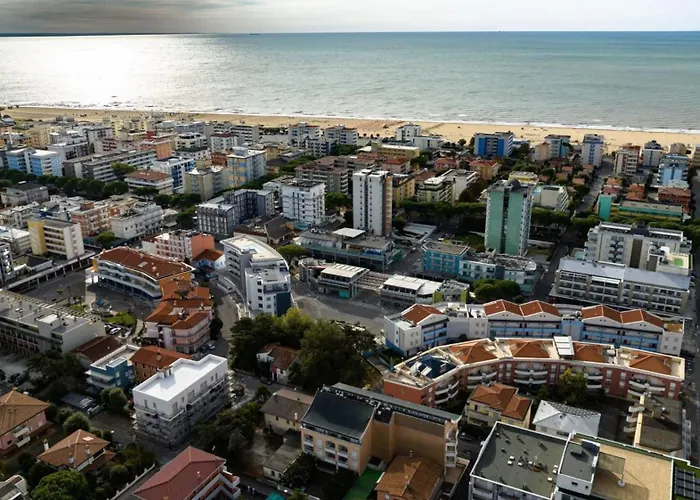 Cozy Two Bedroom With A Swimming Pool Apartment *